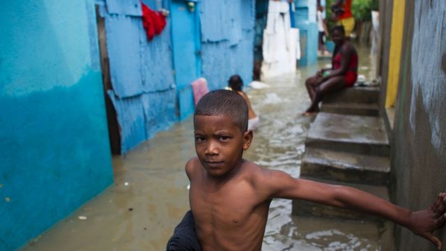 Niño en un barrio inundado de República Dominicana.