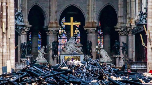 Escombros en Notre Dame después del incendio
