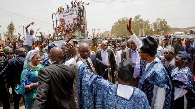 Awọn eniyan tu jade si oju popo lati kii Aarẹ Buhari