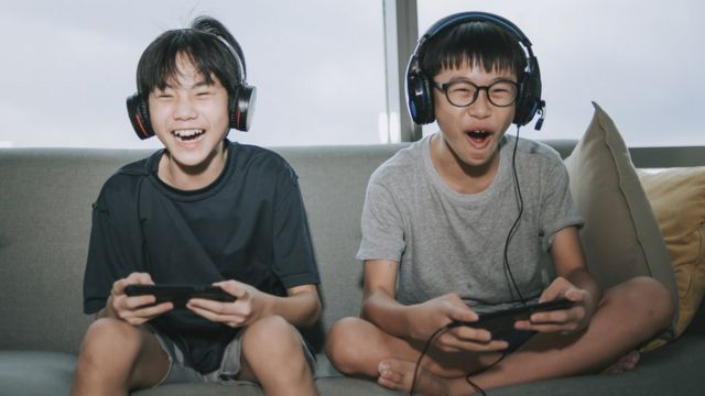 Os meninos estão jogando jogos através de jogos virtuais