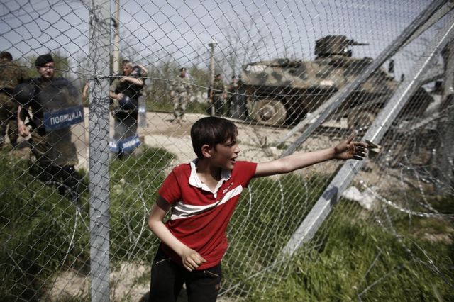 ギリシャとマケドニアの国境地帯では数千人の移民が立ち往生したままだ（7日）