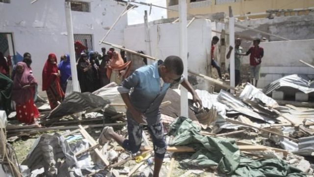 Les ruines des bâtiments administratifs visés par l'attentat