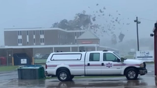 Parte de un techo de un hospital dañado en Cut Off