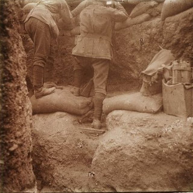Kanlısırt'taki bir siperde bir asker, 1915