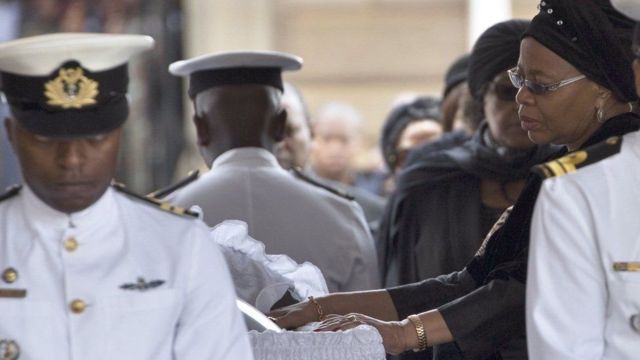 Nelson Mandela ayaa geeriyooday 5 December 2013 isaga oo ay da'diisu ahayd 95