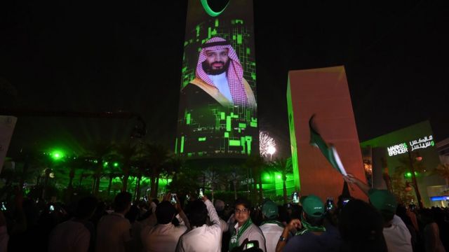 صورة ولي العهد السعودي الأمير محمد بن سلمان على واجهة برج تجاري في الرياض