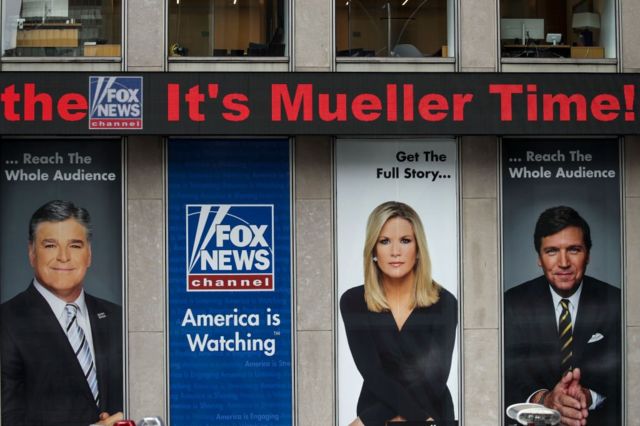Tucker Carlson visto en un anuncio publicitario en la sede de Fox Corporation en Manhattan