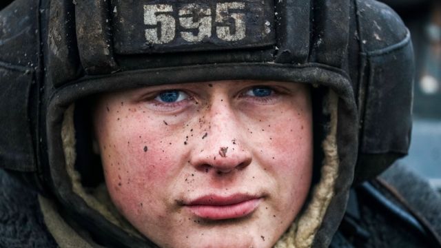 俄罗斯南部军区一名摩托化步兵旅士兵参与越野驾驶演练（3/2/2022）