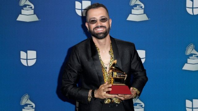 Mike Bahía with his award for Best New Artist
