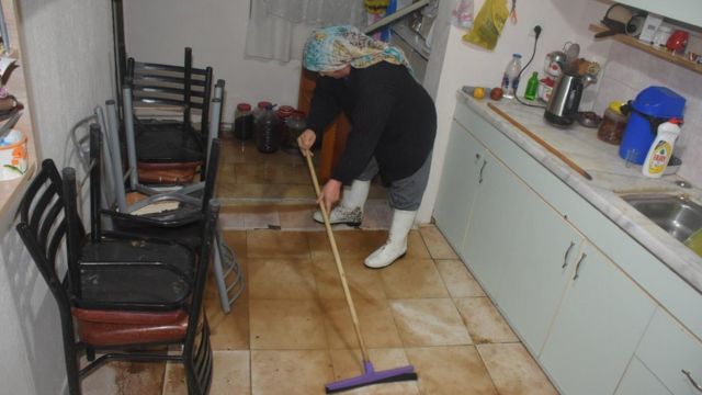 İzmir'deki fırtına yüzünden 16 kişi yaralandı