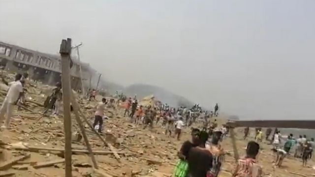 آثار الانفجار الضخم الذي وقع في بلدة بوغوسو غرب غانا