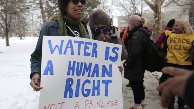 「水は人権だ」と抗議するフリントの人たち