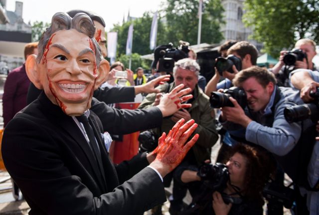 Un hombre con una máscara de Blair