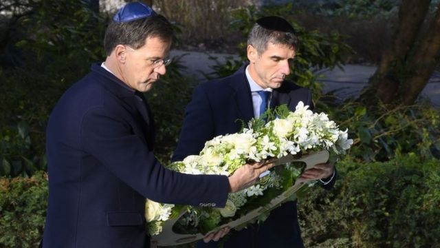 Mark Rutte lays a wreath at the Holocaust remembrance event in Amsterdam