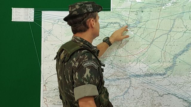 Coronel mostra regiões por onde entram drogas e armas na fronteira brasileira amazônica