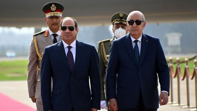 الرئيس الجزائري أثناء استقباله الرئيس المصري عبد الفتاح السيسي