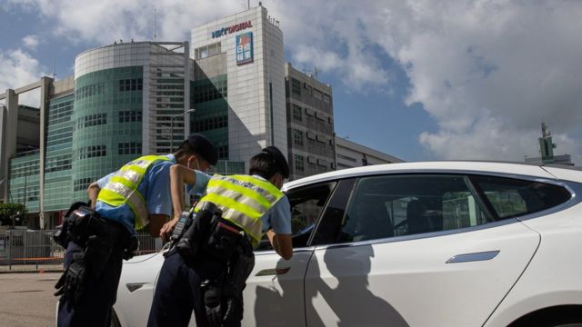 香港警察在将军澳壹传媒总部暨《苹果日报》报社大楼外拦停车辆（17/6/2021）