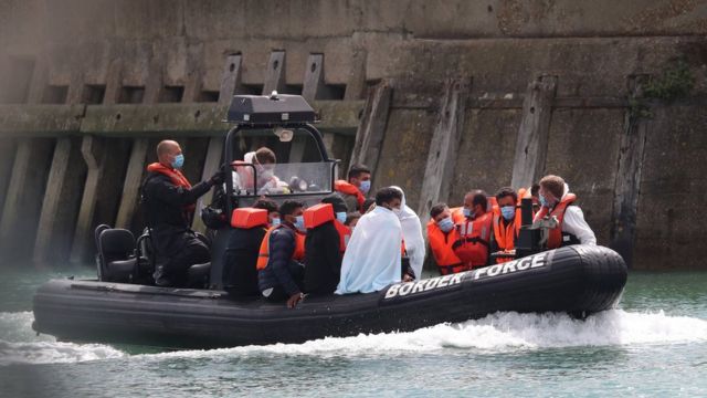 قارب تابع لقوات الحدود ينقل مجموعة من المهاجرين في دوفر