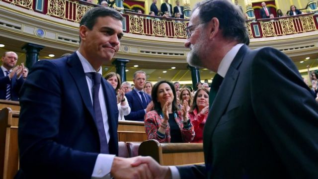 Pedro Sánchez y Mariano Rajoy se saludan en el Congreso.
