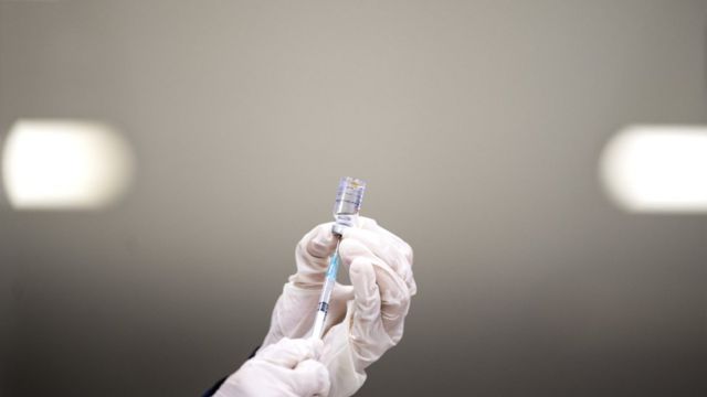 Vaksinator menyiapkan vaksin COVID-19 Sinovac dosis kedua sebelum disuntikan ke tenaga kesehatan saat Gebyar Vaksin COVID-19 di Gedung Sasana Budaya Ganesha (Sabuga) ITB, Bandung, Jawa Barat, Rabu (17/2/2021)