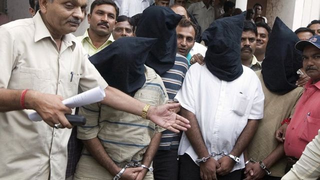 अहमदाबाद में अगस्त 2008 में गिरफ़्तार किए गए सिमी नेता सफ़दर नागोरी और उनके साथी