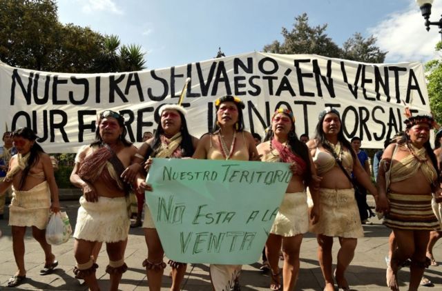 Nemonte Nenquimo, acompanhada por outras mulheres, em manifestação