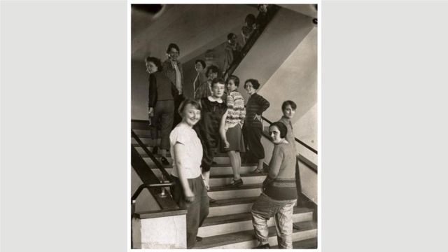 1927年德國德紹，參加編織工作坊的女性站在包豪斯大樓的樓梯上。