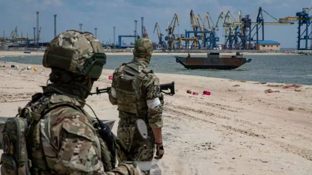 جنود روس يحرسون ميناء الشحن البحري ماريوبول لتحميل الحبوب في أوكرانيا