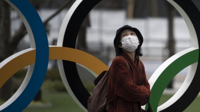 Японка на фоне олимпийских колец