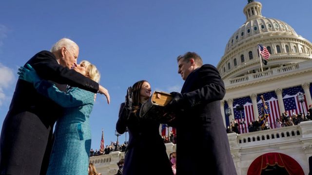 Joe Biden and wife kiss afta dem swear am in as di 46th president of US as dia children Ashley and Hunter dey look for front of West Front U.S Capitol on January 20, 2021 for Washington DC during im inauguration