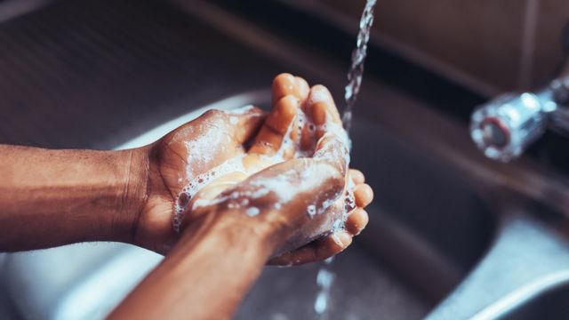 Como convencer as pessoas a lavar as mãos? Causar nojo nelas parece ser o jeito mais eficaz - BBC News Brasil