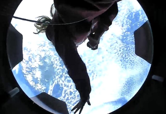 L'astronaute amateur Haley Arceneaux devant une vue de la Terre depuis l'espace