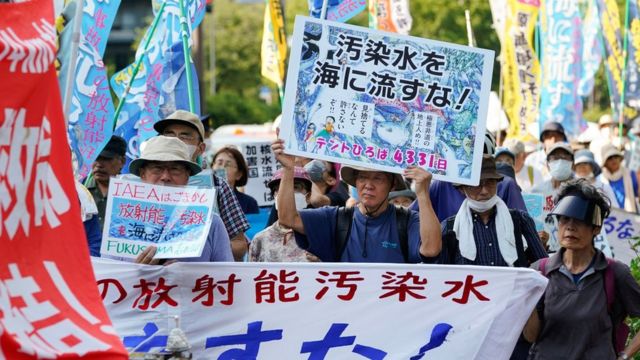 日本反对福岛核废水排放计划群众举起示威标语走近东京电力公司总部（20/7/2023）