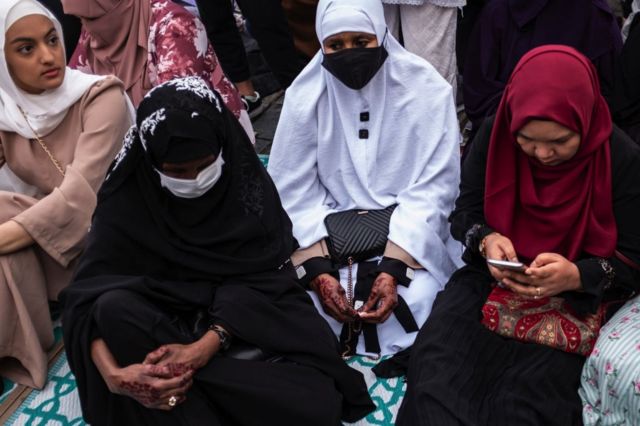 Релігійні жінки в Туреччині довго вимагали права носити хустки. Підтримка цієї вимоги допомогла свого часу партії Ердогана прийти до влади