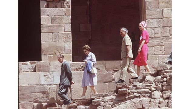 الملكة مع الأمير فيليب والملك حسين والملكة نور في زيارة البتراء