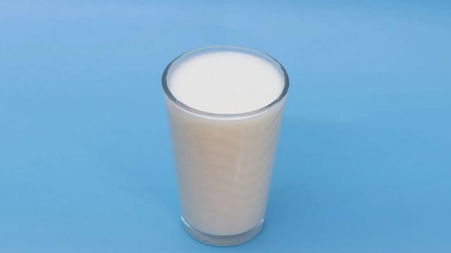 Un verre de lait sur un fond bleu
