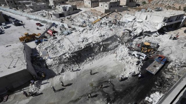 시리아 북서부 이들리브 주 사르마다에 12일 폭발로 무너진 빌딩