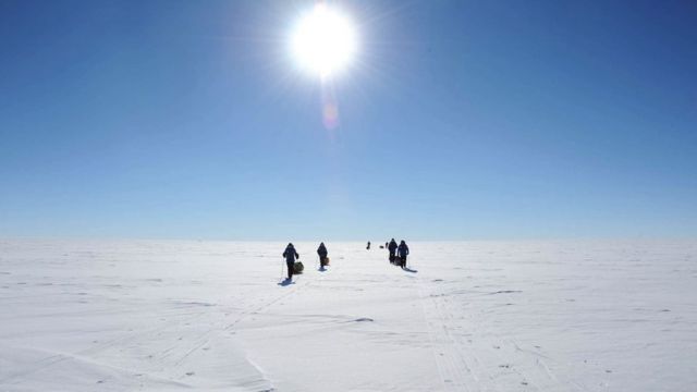 Exploradores en la Antártica