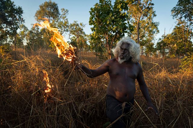 El anciano de Nawarddeken, Conrad Maralngurra, quema hierba para proteger a la comunidad de Mamadawerre de los "incendios forestales" de final de temporada, en Mamadawerre, Arnhem Land, Australia, el 3 de mayo de 2021