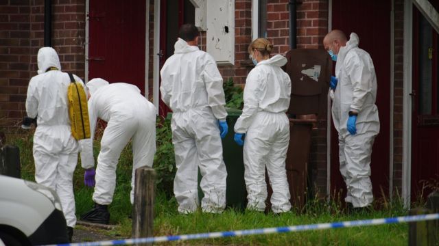 Equipo forense en la escena del crimen en Keyham, Plymouth.
