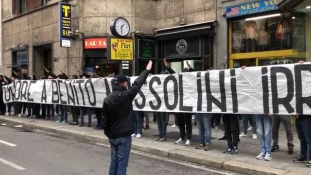Lazio taraftarı bir grup "Mussolini onuruna" yazılı bir pankart açtı