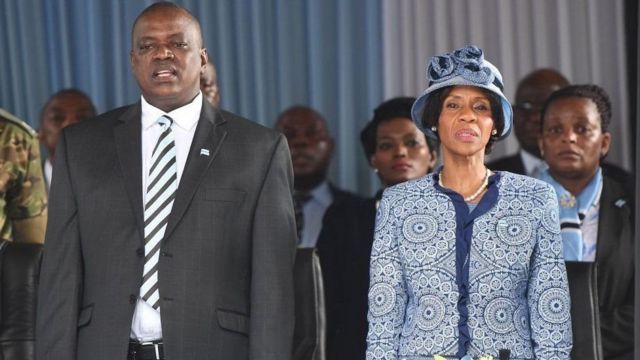 Prezida mushasha Mokgweetsi Masisi (i bubamfu)