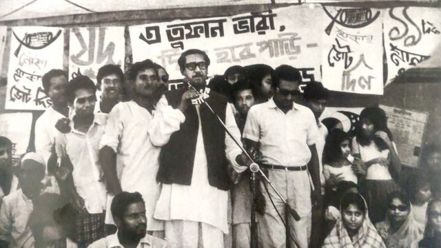 জাতীয় পরিষদ নির্বাচনের আগে এক সমাবেশে ছয় দফা ব্যাখ্যা করছেন শেখ মুজিবুর রহমান।