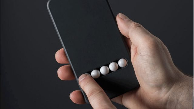 El "teléfono de sustitución" diseñado por Klemens Schillinger imita los gestos que hacemos al deslizar el dedo por la pantalla. (Foto: Leonhard Hilzensauer).