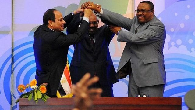 هايلي ماريام ديسالين رئيس وزراء إثيوبيا السابق (الأول من اليمين) والرئيس السوداني عمر البشير والرئيس المصري عبد الفتاح السيسي يرفعون أياديهم المتشابكة.