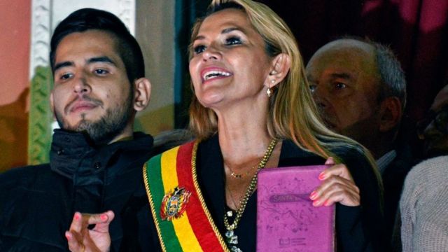 Áñez, al tomar posesión como presidenta de Bolivia.