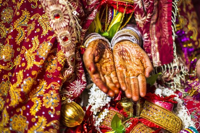 Noiva com mãos pintadas de henna