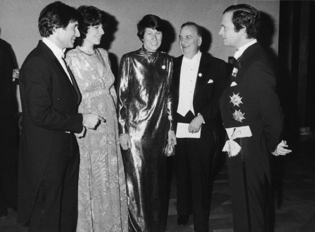 Baruj Benacerraf (en el centro) durante la ceremonia de presentación del Nobel con su esposa, Annette, su única hija, Beryl, su yerno Peter Libby (padres de Oliver) y el rey Carlos Gustavo de Suecia (derecha).