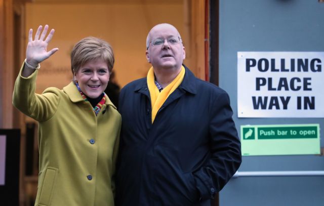 Sturgeon ve eşi Peter Murrell 