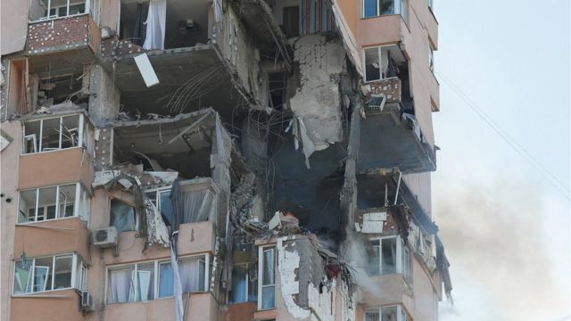Prédio destruído em bombardeio em Kiev neste sábado